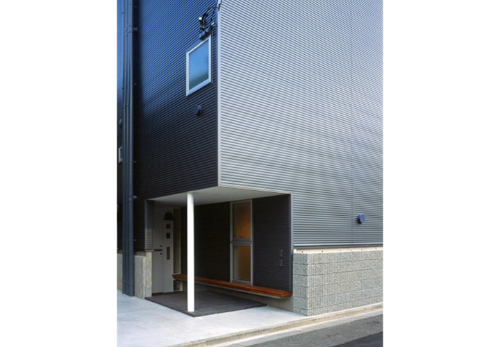 玄関ポーチには多用途に使える、お母様のためのベンチを