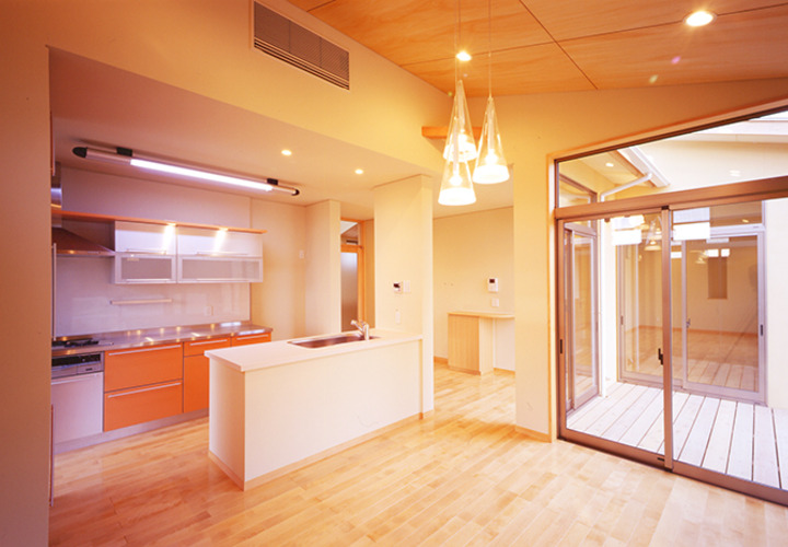 家の中心にある中庭を望むLDK