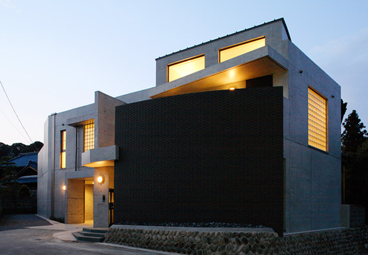 暖かい光を放つ夕景外観