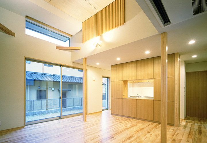 無垢材の温かみを感じるリビング