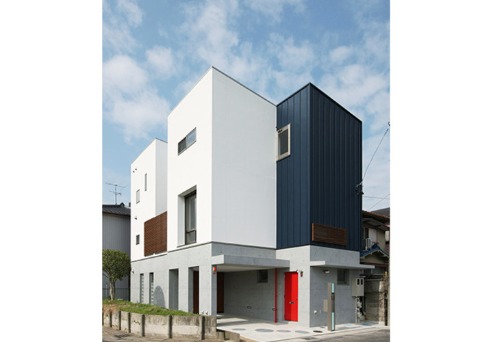 赤い玄関ドアが印象的な外観