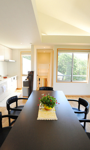 食堂より既存部分への階段室を見る