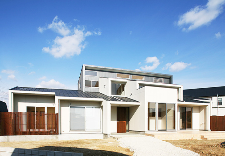 開口部を多く設けた明るい家