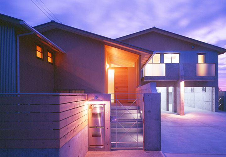 玄関アプローチの方向から見る外観