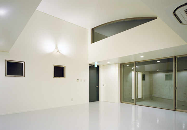 R形状のハイサイドライトが個性的