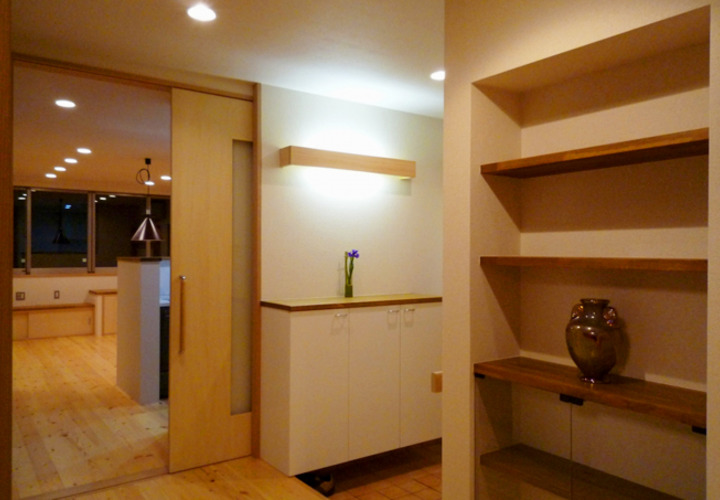 飾り棚のある玄関