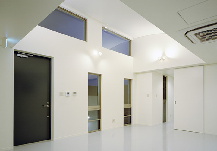 白で統一された明るい室内