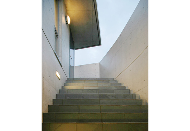 2階玄関へのアプローチ