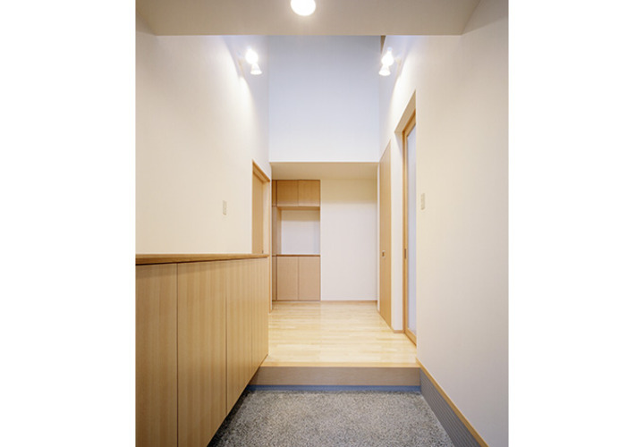 吹き抜けのある明るい玄関