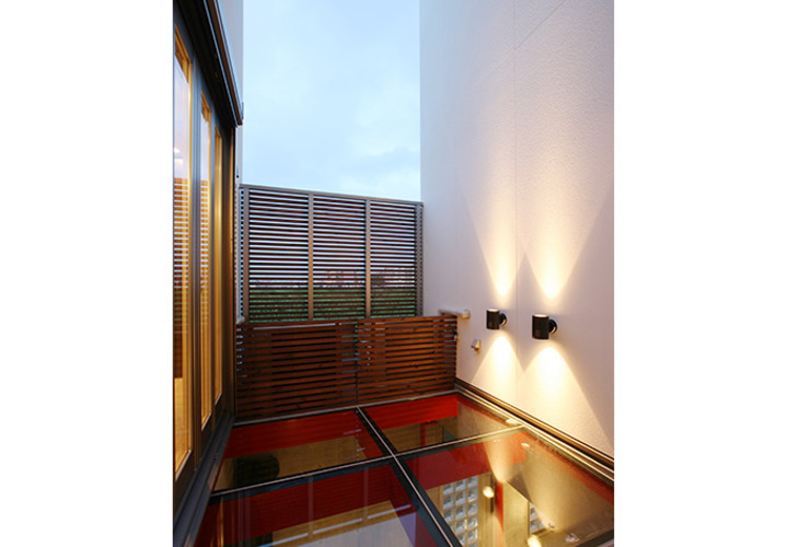 ガラス張りの床が室内に繋がる中庭スペース