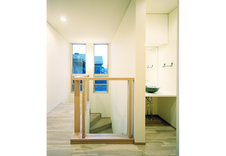 縦長の窓で奥行きを感じる階段ホール