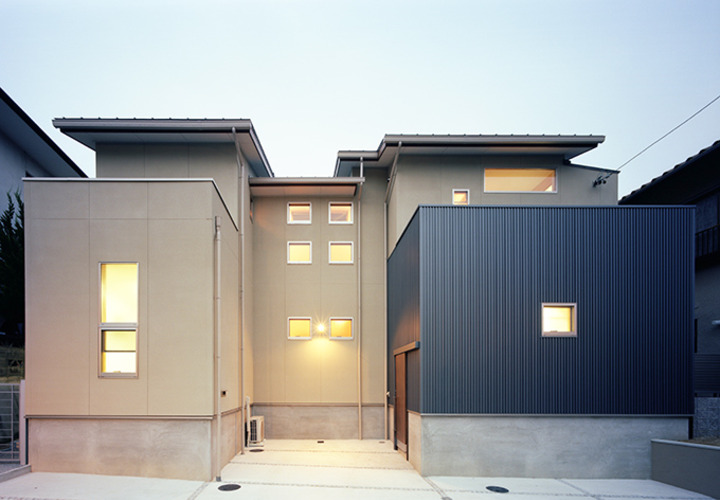 高さを感じる正面外観