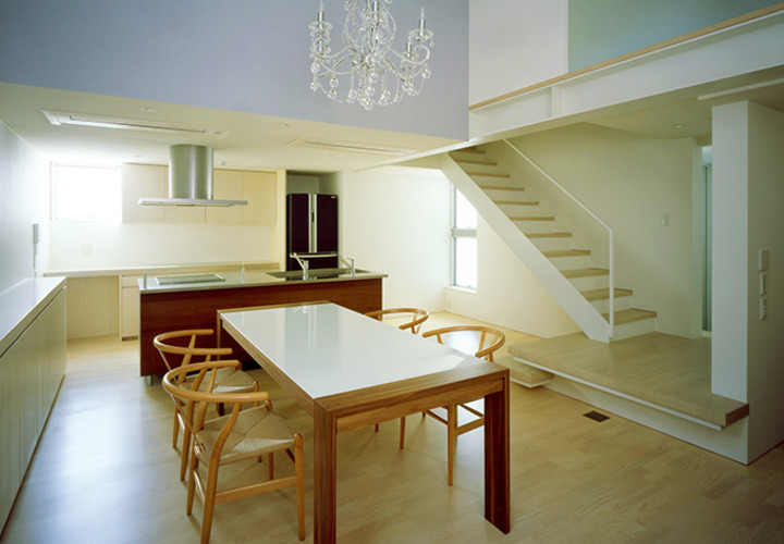 それぞれの異なった光が３方向から届くリビング