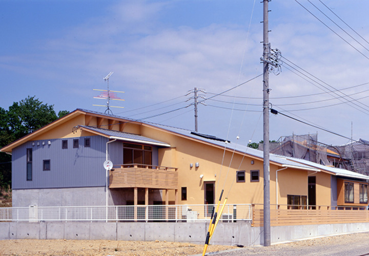 前面道路から見る外観