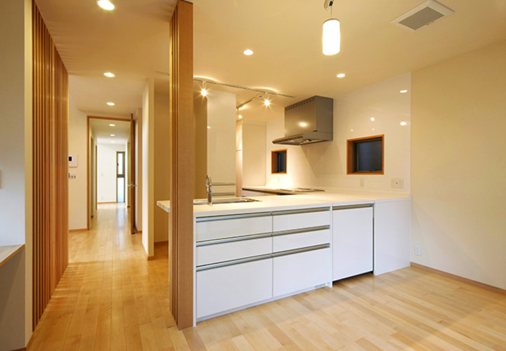 リビングから風通しのよい廊下を見る