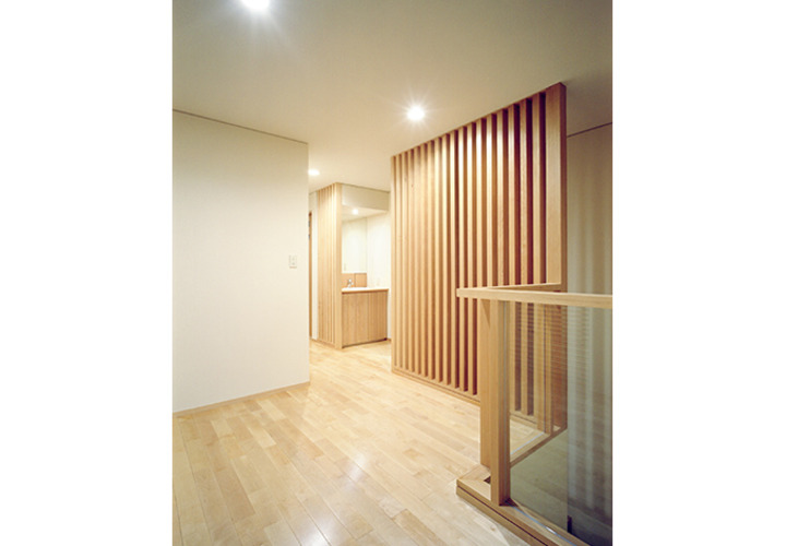 板が連なる壁がある2階廊下