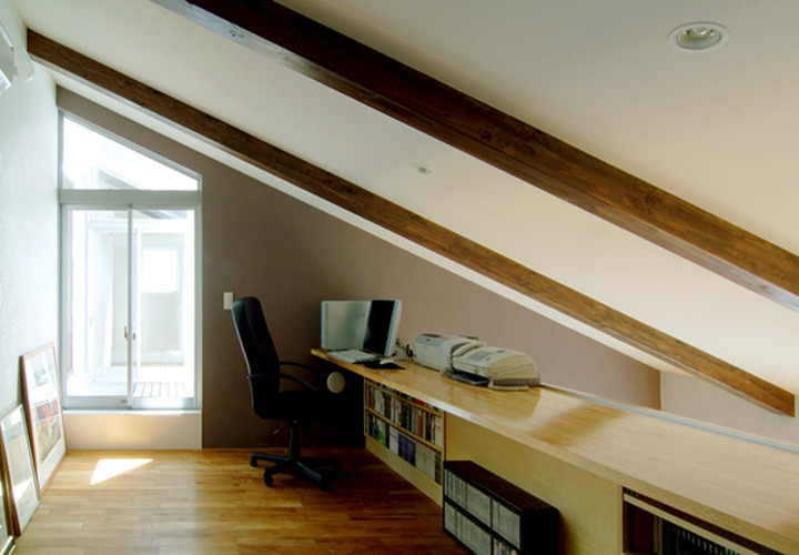 木の梁の現し天井の書斎