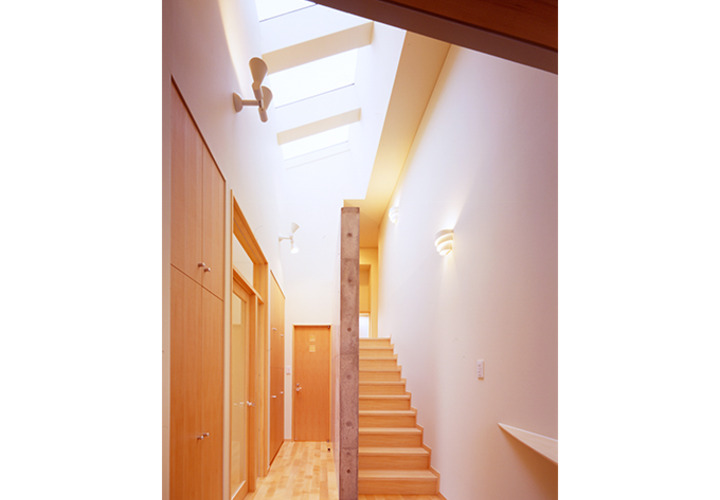 コンクリート壁が印象的な階段