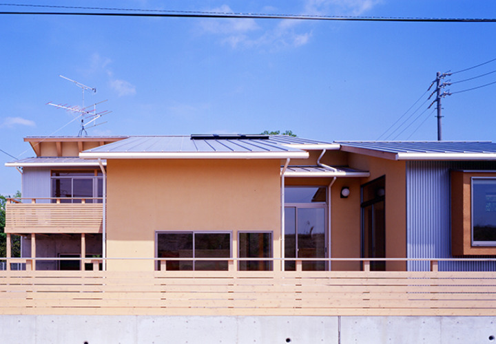 高さの異なる開口部が並ぶ外観