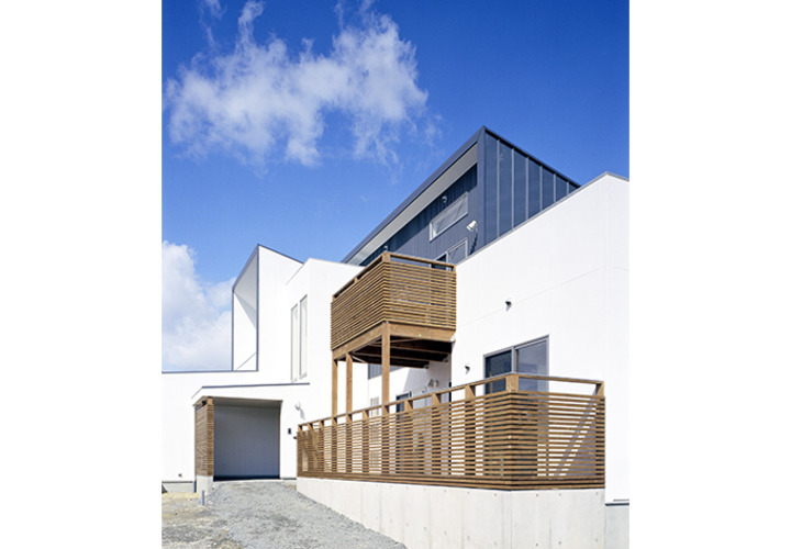 緩やかなスロープのあるアプローチ