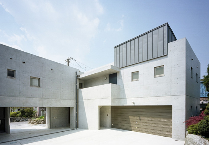 コンクリート打ち放しの駐車スペース