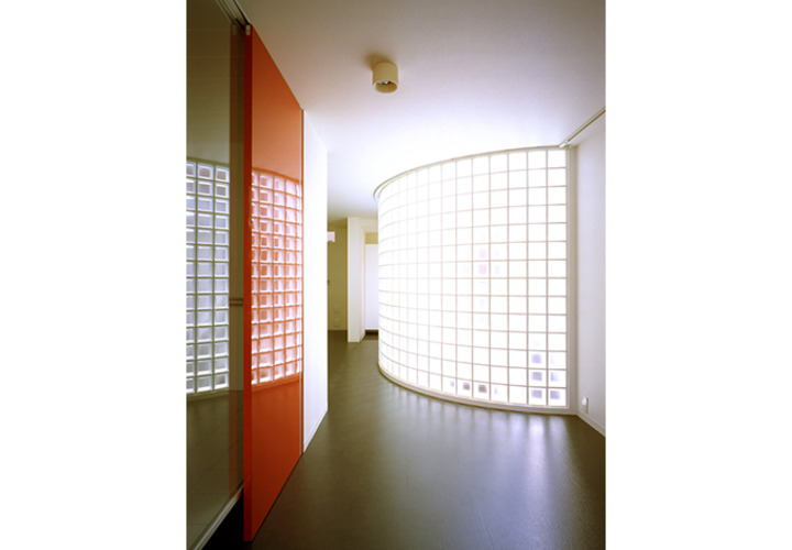 部屋全体をやさしく仕切るアール状のガラスブロック