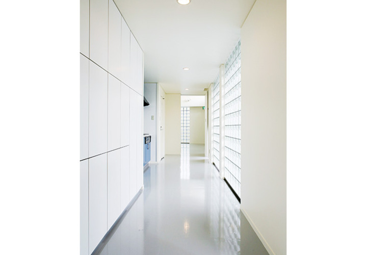 ガラスブロックの優しい光が差し込む室内