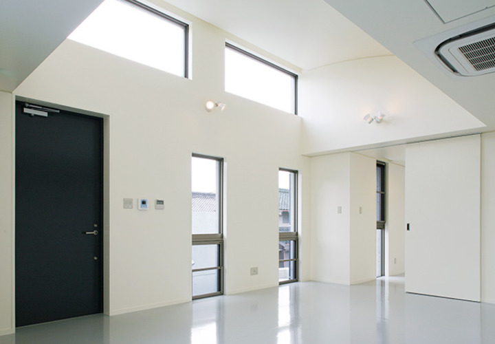 吹き抜けとハイサイドライトの明るい室内