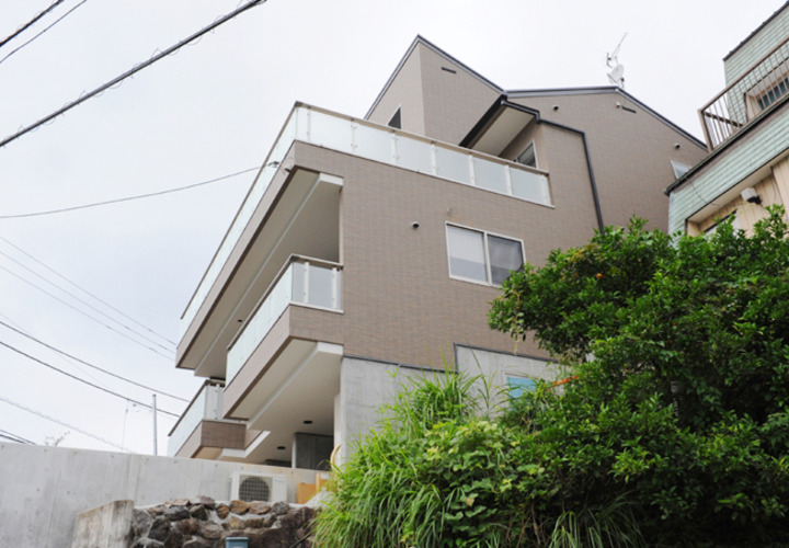 道路下方からの外観