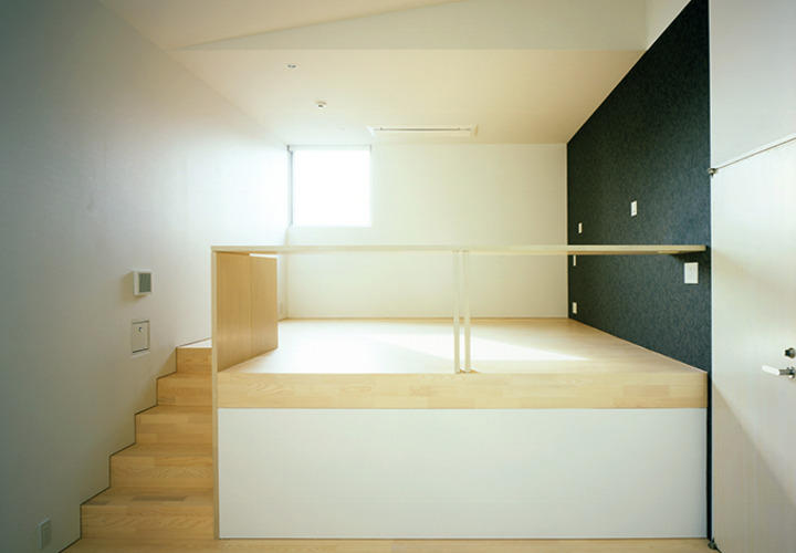 小さな窓でも明るい洋室