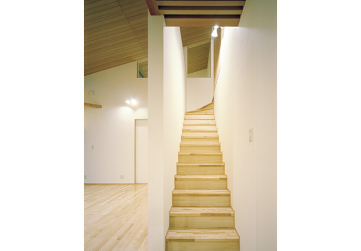 直線的な2階へ続く階段