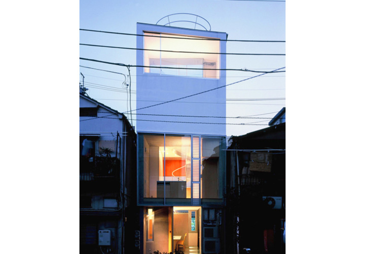 夜の風景に浮かび上がる外観