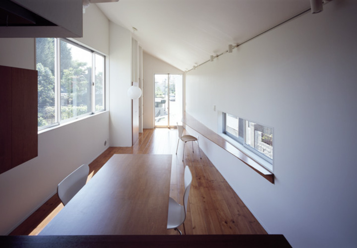 ３面に窓を設置した明るいリビングスペース