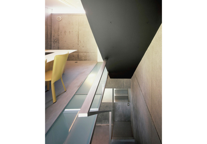 メタリックな質感がクールなオープン階段