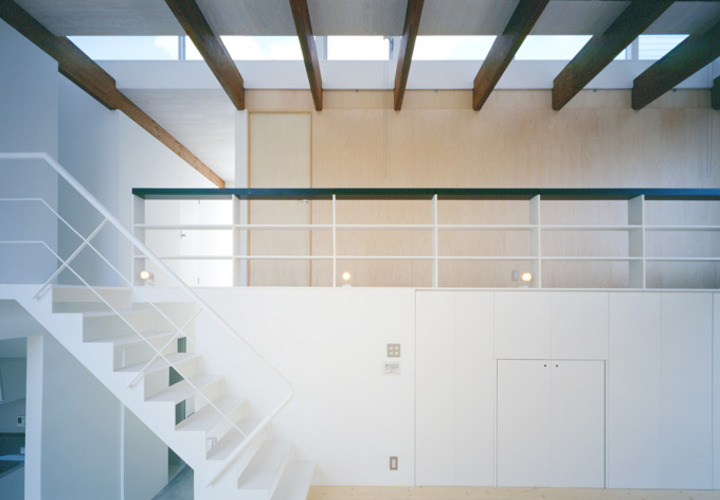 吹き抜けリビングと廊下を眺める