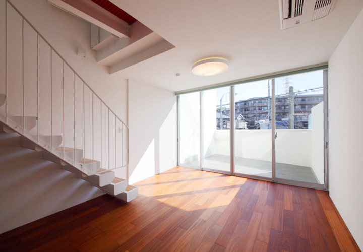 大きな窓からリビングのフローリングに差し込む自然光