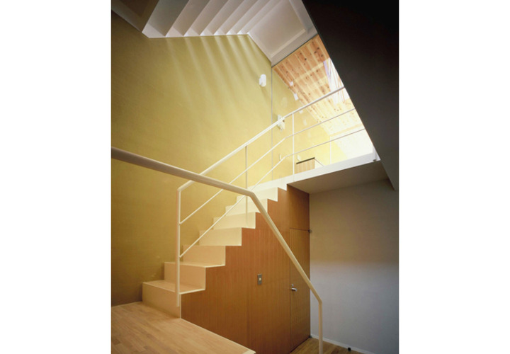 階段から降り注ぐ自然光