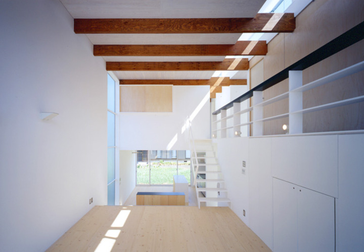 規則的に並ぶ梁が空間のアクセントになったスキップフロア