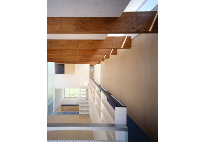 ２階から吹き抜けリビングを眺める