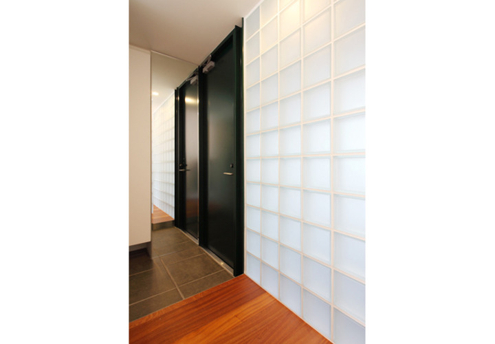 隣同士の玄関ドア