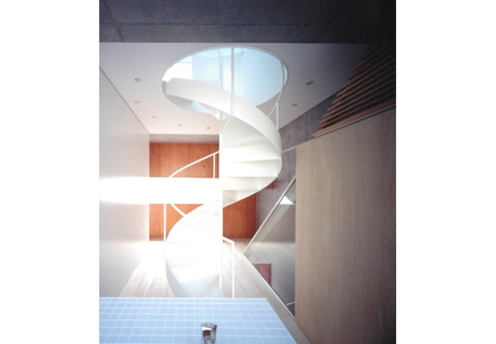 丸い出口へ続く螺旋階段