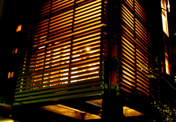 明かりが外にこぼれ出ます