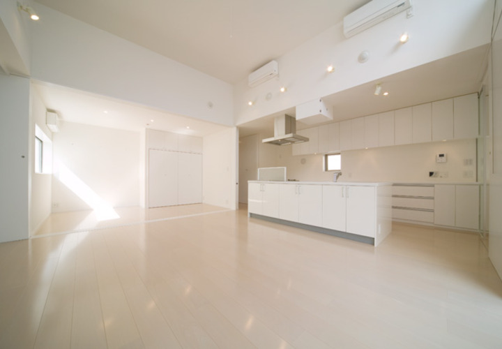 ホワイト基調で広さを感じるリビングダイニング