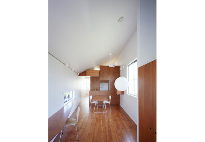 敷地の特性を最大限に活用した斜め天井のリビングスペース