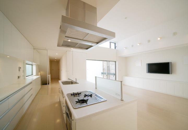 大容量の収納を設置したオープンキッチン