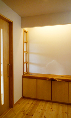 飾り棚と明り取りの窓