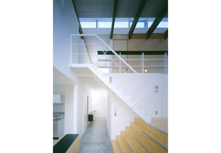 スキップフロアから続くオープン階段