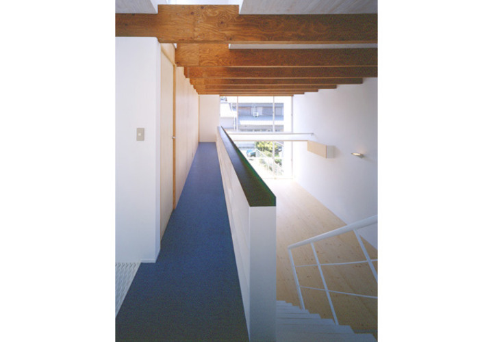 リビングを見渡せる２階廊下