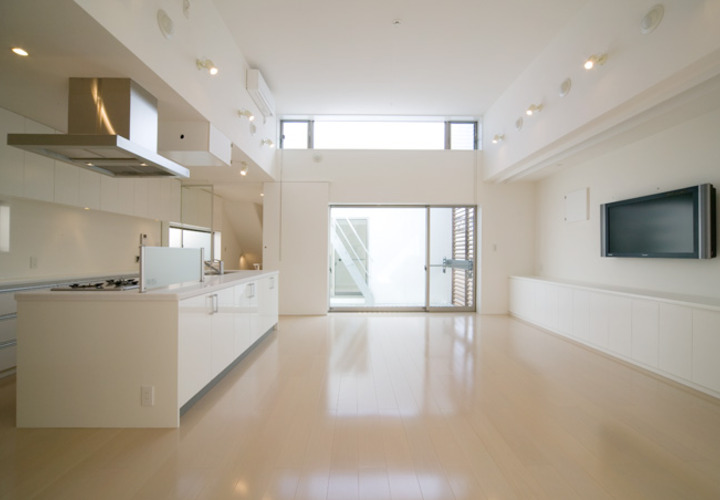 ハイサイドライトから光が降り注ぐ広々リビング