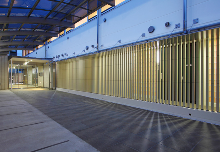 エントランスと駐輪スペース